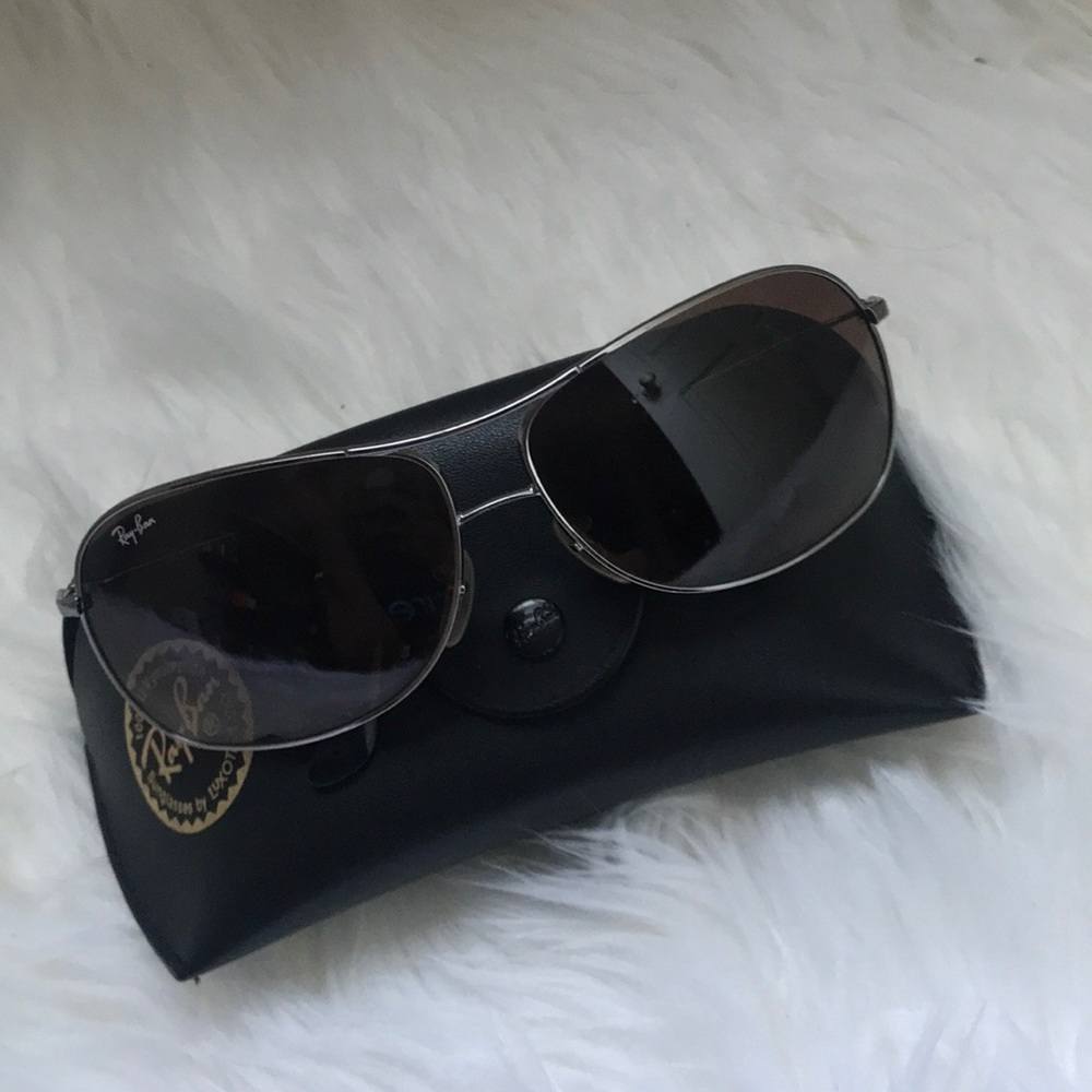 Authentic Ray•Ban sunnies with case.